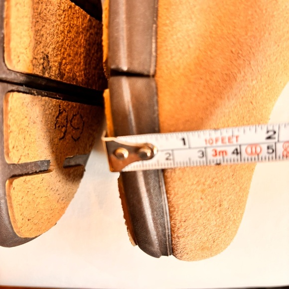 CROCS Sz 9 Tan Suede Ankle Chelsea Ankle Pull On Boots Low Wedge Soles - Picture 6 of 13